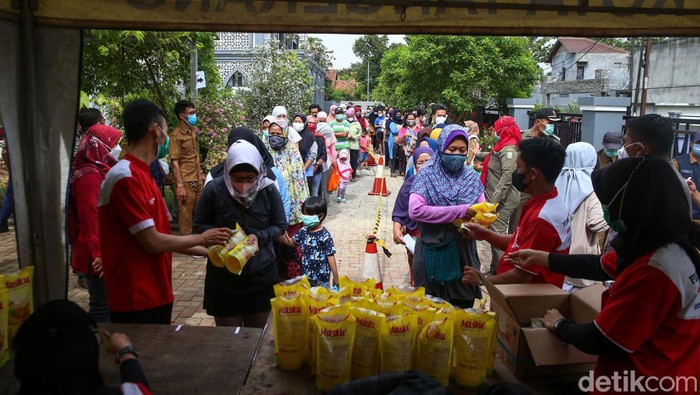 Operasi pasar digelar di tengah mahalnya harga minyak goreng. Warga pun menyerbu minyak yang dijual Rp14.000/liter di Pinang, Kota Tangerang, Banten, tersebut.