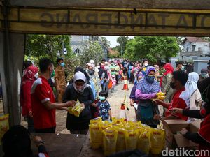 Emak-emak Antre Panjang Demi Minyak Goreng Murah di Tangerang
