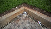 Usai dipercantik plaza ini digunakan warga untuk bermain, sayangnya banyak warga yang membuang sampah sembarangan.