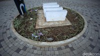 Kurangnya kesadaran warga untuk membuang sampah pada tempatnya sangat terlihat dari banyaknya sampah yang ada di kawasan plaza ini.