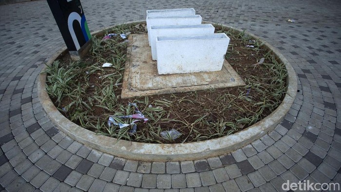Usai dipercantik, Plaza Stasiun Manggarai, Jakarta, jadi tempat warga bermain. Sayang ada membuang sampah sembarangan.