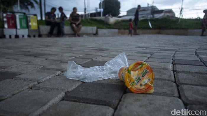 Usai dipercantik, Plaza Stasiun Manggarai, Jakarta, jadi tempat warga bermain. Sayang ada membuang sampah sembarangan.