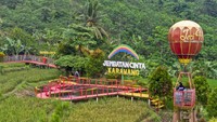 Jembatan CInta itu berada di Jembatan Cinta yang Terletak di Desa Mekarbuana Kecamatan Tegalwaru-Karawang. (ANTARA FOTO/Muhamad Ibnu Chazar)