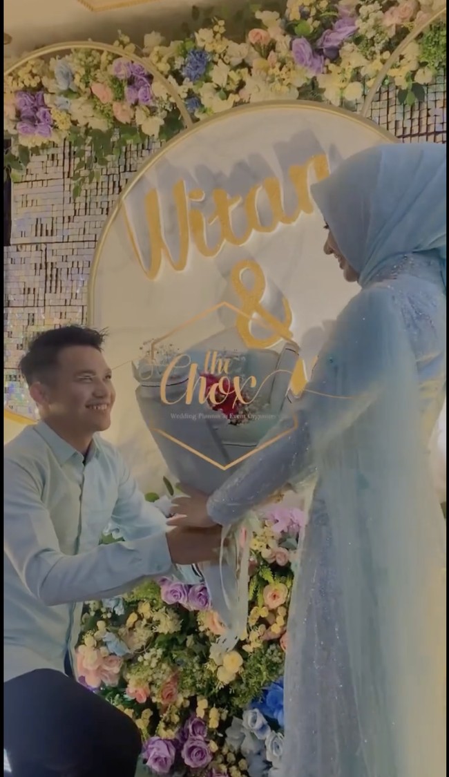“Dengan izin Allah SWT dan restu kedua orangtua, saya ingin melamar putri dari om dan tante yang bernama Rismahani,” demikian Witan mengungkapkan keinginannya yang kemudian disambut tawa riuh keluarga yang hadir di acara lamaran tersebut. Foto: Dok. Instagram witansulaimanindonesia