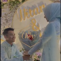 “Dengan izin Allah SWT dan restu kedua orangtua, saya ingin melamar putri dari om dan tante yang bernama Rismahani,” demikian Witan mengungkapkan keinginannya yang kemudian disambut tawa riuh keluarga yang hadir di acara lamaran tersebut. Foto: Dok. Instagram witansulaimanindonesia