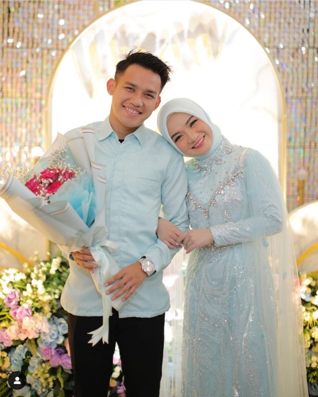 Witan Sulaeman melamar Rismahani pada Jumat (8/1/2021) di Palu, Sulawesi Tengah. Momen lamaran tersebut tampak digelar dengan tema biru pastel dengan sentuhan emas. Foto: Dok. Instagram witansulaimanindonesia