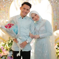 Witan Sulaeman melamar Rismahani pada Jumat (8/1/2021) di Palu, Sulawesi Tengah. Momen lamaran tersebut tampak digelar dengan tema biru pastel dengan sentuhan emas. Foto: Dok. Instagram witansulaimanindonesia