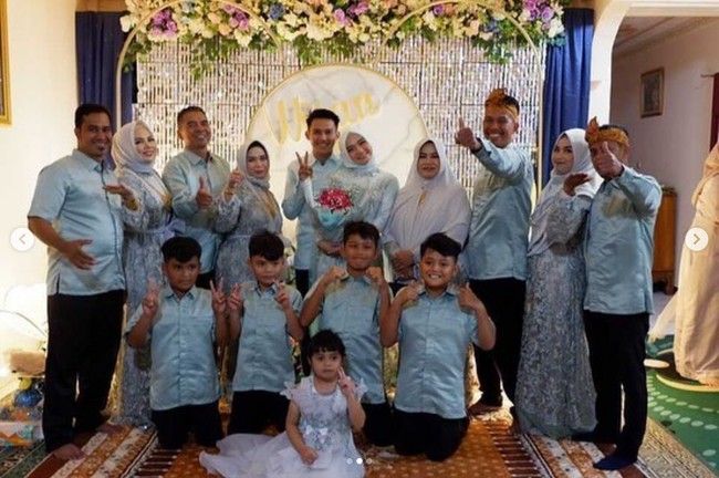 InsyaAllah ke depan kedua calon mempelai akan menjalani pernikahan dengan membangun keluarga sakinah, mawaddah, dan warahmah. Kami sampaikan tiga seserahan sebagai tanda pengikat. Yang pertama kami membawa uang mahar sebesar Rp250 juta, kedua seserahan beras sejumlah 100 kg dan gula 50 kg, ujar perwakilan pihak keluarga Witan Sulaeman. Foto: Dok. Instagram witansulaimanindonesia