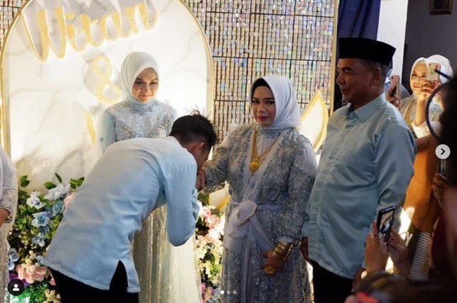 Dalam siaran langsung momen lamaran di Instagram Rismahani terungkap Witan Sulaeman memberikan mahar fantastis untuk sang kekasih. Perwakilan keluarga Witan menyampaikan, pihaknya menyiapkan mahar Rp 250 juta. Foto: Dok. Instagram witansulaimanindonesia