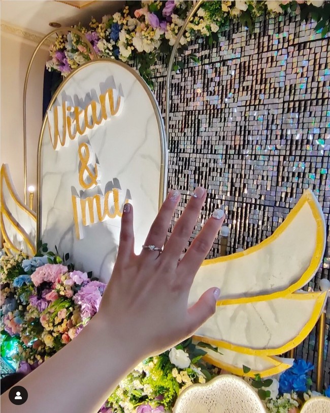 Dalam unggahan di Instagramnya, Rismahani yang akrab disapa Ima, memamerkan cincin lamarannya dengan Witan. “Untuk Witan Sulaeman, laki laki yang sudah lama Ima pilih, sudah lama Ima kenal… Terima kasih atas niat dan tujuan baiknya datang kemari untuk melamar Ima jadi calon istrinya Witan… Dengan izin Allah dan restu dari kedua orang tua Ima, insyaAllah ima siap untuk menerima dan menemani Witan di masa depan dalam suka maupun dukanya… “ demikian Ima menulis di keterangan fotonya. Foto: Dok. Instagram witansulaimanindonesia