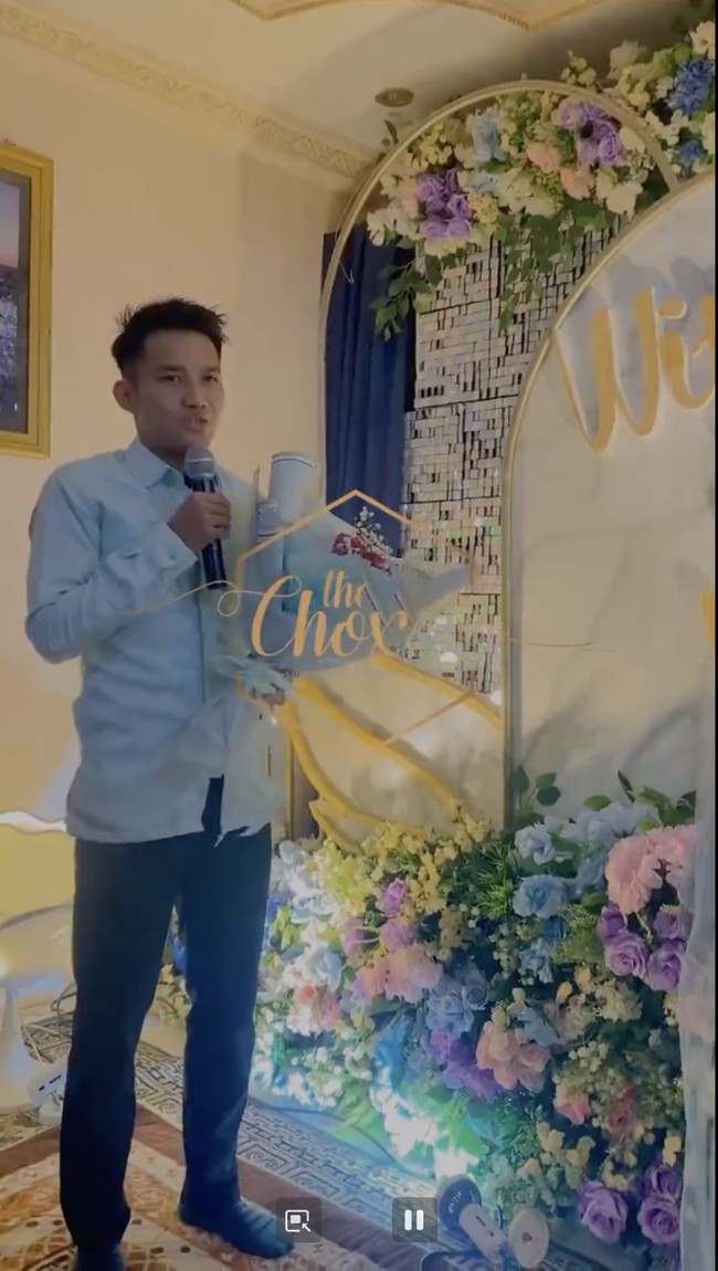 Video yang diunggah The Chox Wedding Organizer juga memperlihatkan momen Witan menyampaikan keinginannya melamar Rismahani. Witan tampak tampil dengan kemeja biru muda dan membawa buket bunga. Foto: Dok. Instagram witansulaimanindonesia