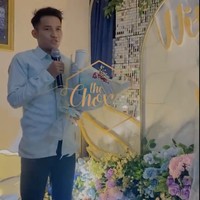 Video yang diunggah The Chox Wedding Organizer juga memperlihatkan momen Witan menyampaikan keinginannya melamar Rismahani. Witan tampak tampil dengan kemeja biru muda dan membawa buket bunga. Foto: Dok. Instagram witansulaimanindonesia