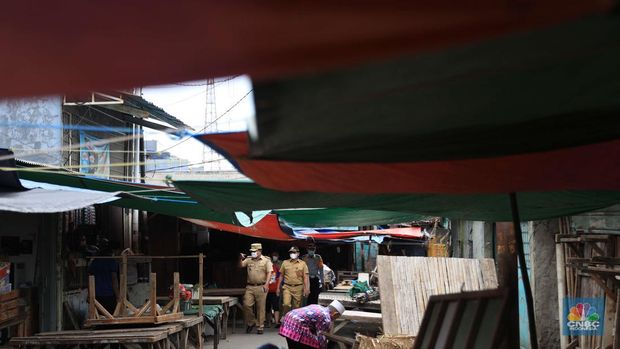 Zona merah di Kelurahan Kerukut, Tamansari, Jakarta, Senin (10/1/2022). (CNBC Indonesia/Muhammad Sabki)