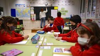 Para siswa menghadiri kelas pertama mereka usai liburan Natal. (AP/Alvaro Barrientos)