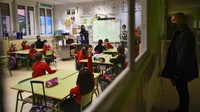 Sekelompok siswa muda mengenakan pelindung wajah untuk mencegah penyebaran virus corona saat menghadiri kelas pertama usai liburan Natal. Otoritas kesehatan Spanyol mencoba mengendalikan kurva tinggi COVID-19. (AP/Alvaro Barrientos)