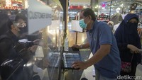 Adanya pameran emas di pusat perbelanjaan memudahkan warga untuk membeli ataupun menjual kembali emas.