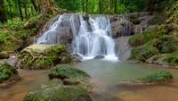 Phang Nga adalah salah satu provinsi di Thailand selatan dan berhadapan langsung dengan Laut Andaman. Lokaisnya berjarak skeitar 788 km dari Bangkok. Pulau ini sangat terkenal karena sering kali menjadi latar film-film Holywood. (Getty Images/iStockphoto/Ekkapon)