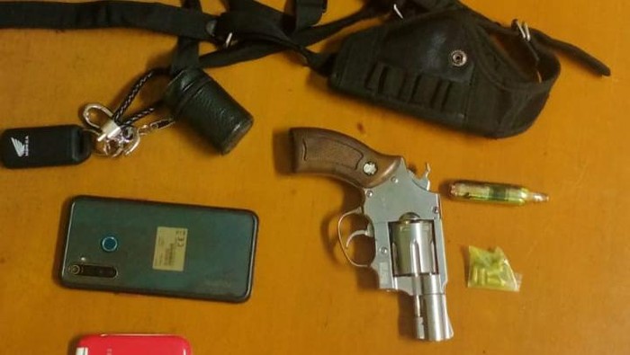 Airsoft gun dan taser gun yang dibawa debt collector di Jaktim