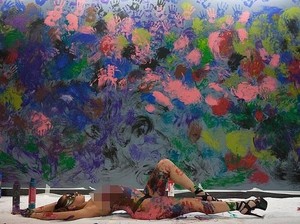 Seniman Kontroversial, Buat Lukisan Menggunakan Tubuh Wanita Tanpa Busana