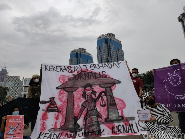 Aliansi Jurnalis Independen (AJI) menuntut peradilan bersih untuk kasus penganiayaan terhadap jurnalis Tempo, Nurhadi. Sidang putusan dijadwalkan digelar besok. (Dwi Rahmawati/detikcom)