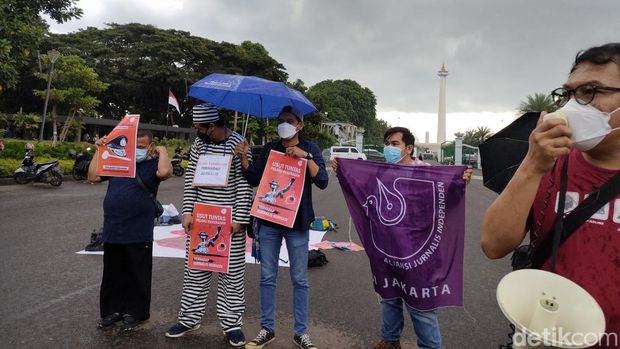 Aliansi Jurnalis Independen (AJI) menuntut peradilan bersih untuk kasus penganiayaan terhadap jurnalis Tempo, Nurhadi. Sidang putusan dijadwalkan digelar besok. (Dwi Rahmawati/detikcom)