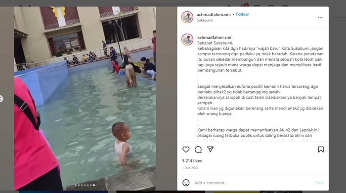 Anak-anakyang dibiarkan berenang di kolam Alun-alun Sukabumi.