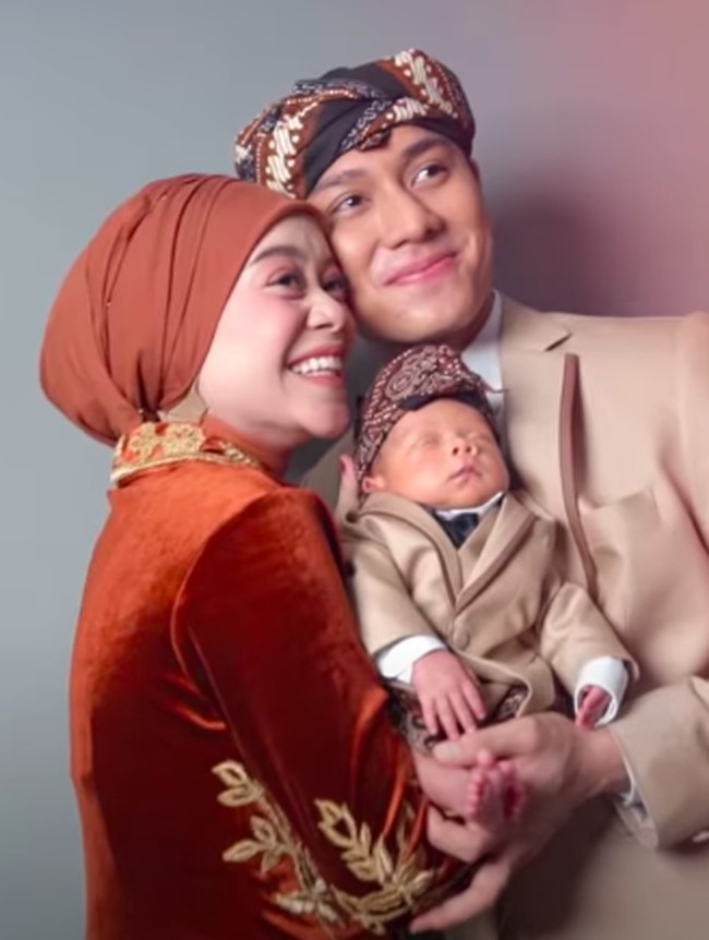 Lesti Kejora dan Rizky Billar yang menikah pada 19 Agustus 2021 menjalani ibadah puasa bersama untuk pertamakalinya tahun ini. Kebahagiaan mereka di Bulan Ramadan semakin lengkap dengan kehadiran sang buah hati, Muhammad Leslar. Foto: dok. Instagram (fotografer @rittarrajagukguk), Youtube Leslar Entertainment