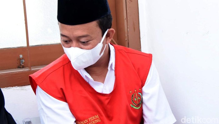 Apa Itu Kebiri Kimia? Tuntutan untuk Herry Wirawan Pemerkosa 13 Santri Apa Itu Kebiri Kimia? Tuntutan untuk Herry Wirawan Pemerkosa 13 Santri