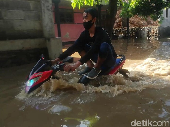 Banjir kembali melanda sejumlah desa di Kabupaten Pasuruan akibat luapan sungai-sungai dan hujan deras. Sebanyak 15 desa di 6 kecamatan terdampak banjir.
