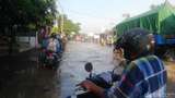 Jalan Pantura Kraton Pasuruan Terendam Banjir, Kendaraan Padat Merayap