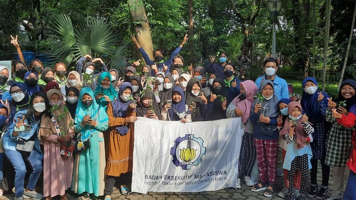 Maraknya deforestasi mengakibatkan banyak hutan di Indonesia mengalami kerusakan. Sejalan dengan itu, Indonesia memperingati 10 Januari sebagai Gerakan
Sejuta Pohon Sedunia.
