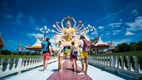 Salah satunya, Buddha raksasa ini. Patung Buddha bersepuh emas ini memiliki tinggi 12 meter. Lokasinya ada di Route 4171, Bophut, Koh Samui, Surat Thani. (Getty Images/itsskin)