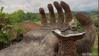 Bukit Damai Indah berada di dusun Pangleseran, Desa Cintakarya, Kecamatan Parigi, Kabupaten Pangandaran, Jawa Barat.