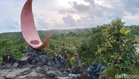 Meskipun baru setengah jadi, Bukit Damai Indah sudah banyak dikunjungi wisatawan lokal. Kebanyakan yang datang untuk sekedar foto selfie, menikmati suasana dan botram atau makan bersama.