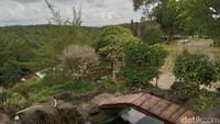 Selain itu, bukit tersebut menyediakan lokasi makan, dengan membuka warung dan rumah makan sederhana.