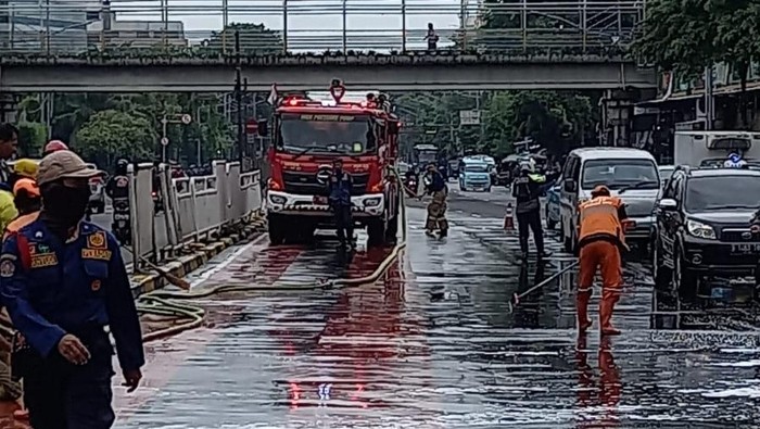 Cairan oli tumpah di Jalan Pasar Senen, Senen, Jakarta Pusat (Jakpus). Sejumlah pemotor yang melintas di jalan tersebut terjatuh akibat tumpahan oli tersebut. (dok Istimewa)