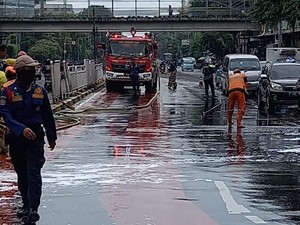 Ihwal Tumpahan Oli di Senen Bikin Pemotor Bergelimpangan di Aspal