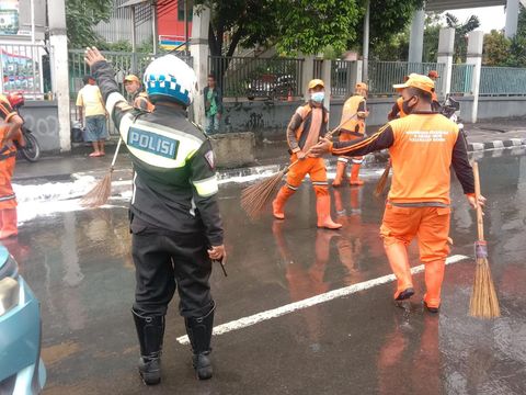 Cairan oli tumpah di Jalan Pasar Senen, Senen, Jakarta Pusat (Jakpus). Sejumlah pemotor yang melintas di jalan tersebut terjatuh akibat tumpahan oli tersebut. (dok Istimewa)