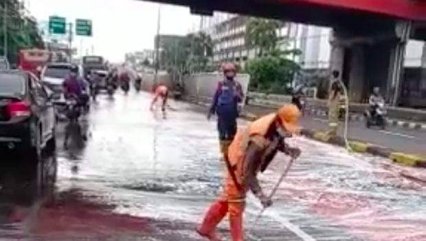 Cairan pelumas (oli) berceceran di Jalan Salemba, Jakarta Pusat (Jakpus). Tumpahan oli ini membuat sejumlah pemotor terjatuh. (Screenshot Instagram @TMCPoldaMetro)