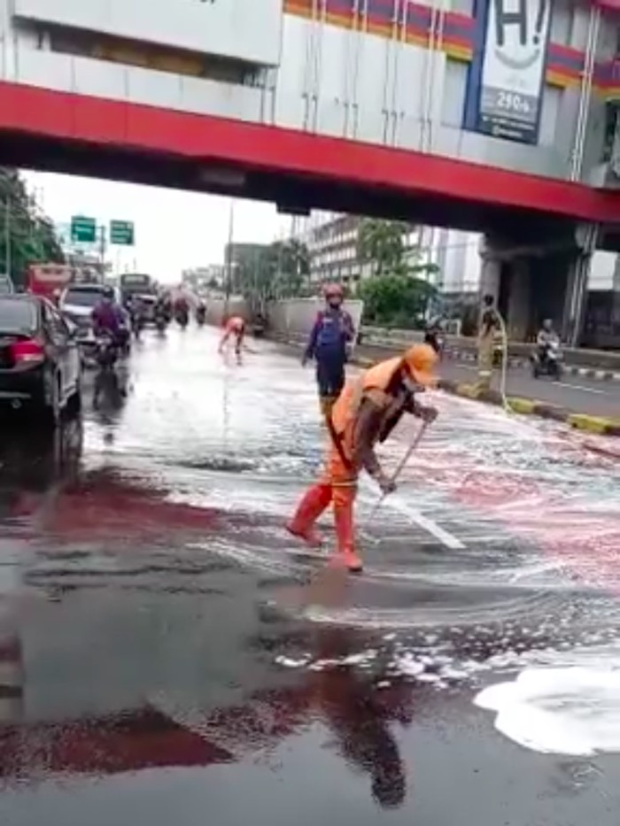 Cairan pelumas (oli) berceceran di Jalan Salemba, Jakarta Pusat (Jakpus). Tumpahan oli ini membuat sejumlah pemotor terjatuh. (Screenshot Instagram @TMCPoldaMetro)