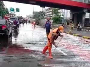 Oli Tumpah di Jalan Pasar Senen Jakpus, Sejumlah Pemotor Terjatuh