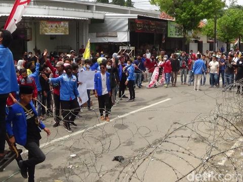 Demo mahasiswa di Dispendik Sumenep diwarnai aksi perusakan kawat berduri. Massa kesal karena Kepala Dispendik yang menemui mereka dibatasi kawat berduri.