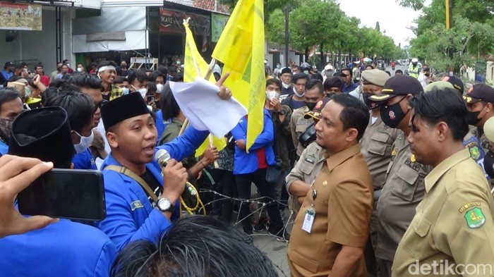 Demo mahasiswa di Dispendik Sumenep diwarnai aksi perusakan kawat berduri. Massa kesal karena Kepala Dispendik yang menemui mereka dibatasi kawat berduri.