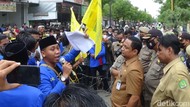 Ratusan Mahasiswa Demo Dispendik Sumenep, Kawat Berduri Dirusak