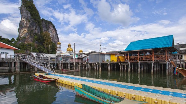 Desa dan laguna, serta pantai dan teluk dengan latar bukit-bukit kapur menjadi daya tarik Phang Nga. (Getty Images/iStockphoto/Dragonite_East)