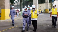 Direktur Pengembangan Usaha MIND ID (Mining Industry Indonesia), BUMN Holding Industri Pertambangan, Dilo Seno Widagdo melakukan kunjungan ke wilayah Pabrik Peleburan Aluminium INALUM di Kuala Tanjung, Jumat (7/1/2022).
