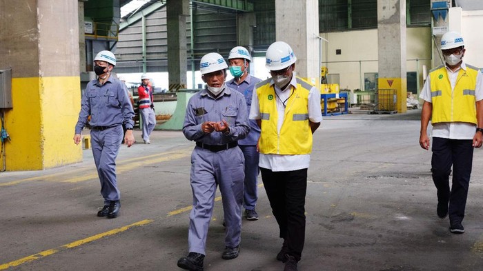 Direktur Pengembangan Usaha MIND ID (Mining Industry Indonesia), BUMN Holding Industri Pertambangan, Dilo Seno Widagdo mengecek kesiapan pabrik Inalum menghadapi 2022.