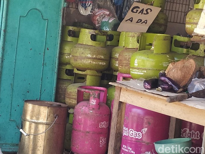 Harga elpiji 12 kg naik Rp 25 ribu. Akibatnya, banyak masyarakat yang beralih membeli elpiji 3 kg, yang sebenarnya jatah untuk warga miskin.
