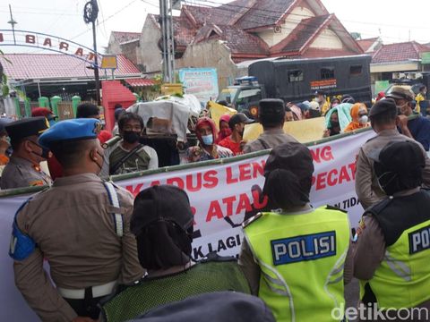 Puluhan emak-emak demo di Kantor Desa Sidoharjo, Kecamatan Gedeg, Mojokerto. Mereka menuntut Kepala Dusun (Kadus) Lengkong dicopot dari jabatannya.