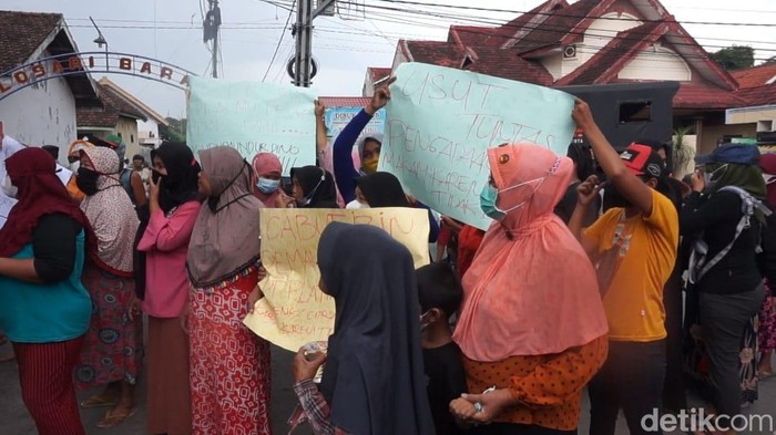 Puluhan emak-emak demo di Kantor Desa Sidoharjo, Kecamatan Gedeg, Mojokerto. Mereka menuntut Kepala Dusun (Kadus) Lengkong dicopot dari jabatannya.